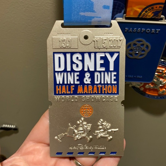 Disney’s 2017 Wine and Dine 1/2 Marathon Medal - Picture 1 of 1